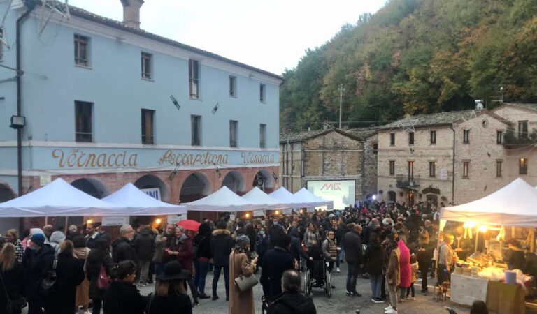 Appassimenti_aperti_Serrapetrona(piazza)