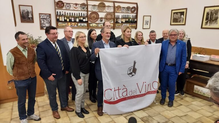 CONSEGNA BANDIERA A MONRUPINO