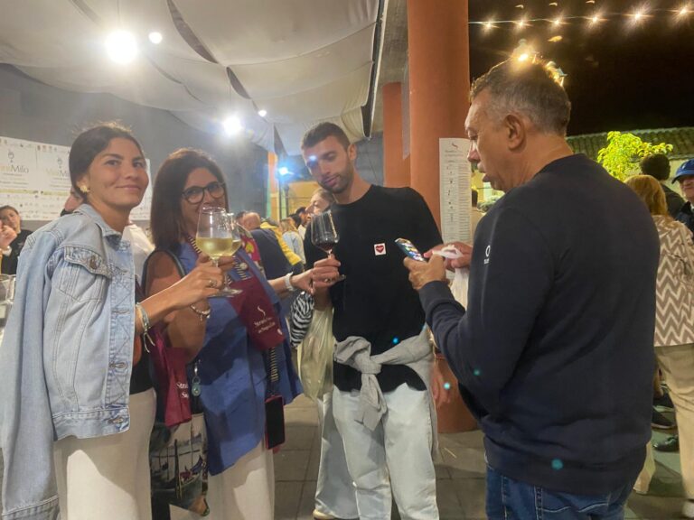 VM25_02 wine lovers in piazza